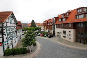 eine Straße in einer Stadt mit Häusern und Autos in der Unterkunft Ferienwohnungen Bergstrasse in Wernigerode