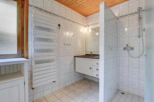 y baño con ducha y lavamanos. en CHALET L'GORZON, en Morzine