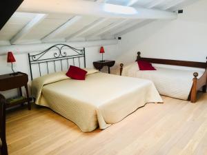 A bed or beds in a room at Villa Avesa