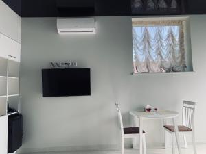 a white room with a table and a window at Romeo VIP apartamentai in Panevėžys