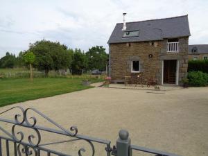 - un bâtiment en pierre avec une porte devant dans l'établissement Ker Adsav o'naturel, à Saint-Pierre-de-Plesguen