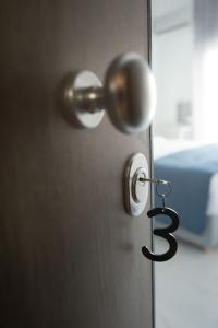 Posteľ alebo postele v izbe v ubytovaní Petite Palace Aristotelous 3