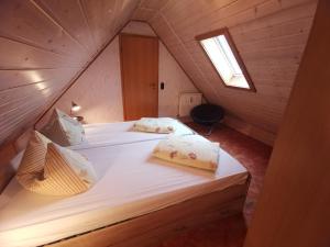 Ein Bett oder Betten in einem Zimmer der Unterkunft Ferienwohnungen Bergstrasse