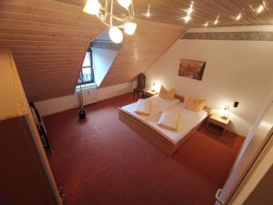 Zimmer im Dachgeschoss mit einem Bett und einem Tisch in der Unterkunft Ferienwohnungen Bergstrasse in Wernigerode
