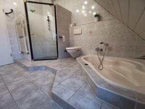 Ein Badezimmer in der Unterkunft Ferienwohnungen Bergstrasse