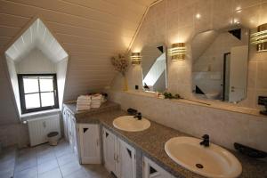 ein Badezimmer mit zwei Waschbecken und einem großen Spiegel in der Unterkunft Ferienwohnungen Bergstrasse in Wernigerode