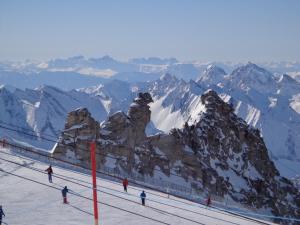 um grupo de pessoas a esquiar numa montanha coberta de neve em Haus Edring em Tux