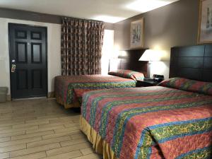 Postel nebo postele na pokoji v ubytování Sun Coast Inn