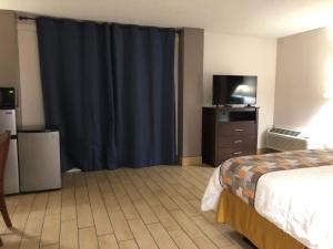 Postel nebo postele na pokoji v ubytování Sun Coast Inn