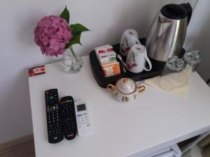 Příslušenství pro přípravu čaje a kávy v ubytování Flower Double Room SPLIT - Dugopolje