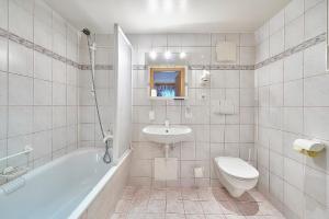 Koupelna v ubytování Hotel Gasthof Schweizerhaus + 37 fotografií