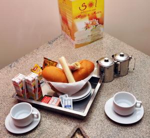 Breakfast options available to guests at Hotel Sol Buriti