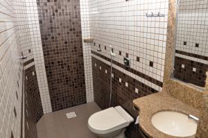 ein Bad mit einem WC und einem Waschbecken in der Unterkunft Hotel Buriti Shop in Goiânia