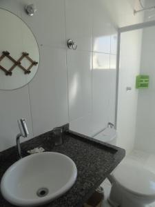 ein Bad mit einem Waschbecken und einem WC in der Unterkunft LA DORITA in Búzios