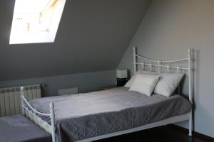 Posteľ alebo postele v izbe v ubytovaní Apartament STUDIO i Apartament ZADOMEK Spytkowice koło ZATORA