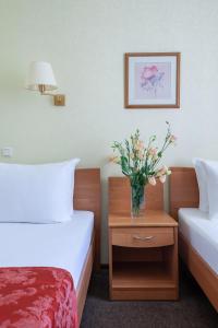 Cama ou camas em um quarto em Tourist Hotel