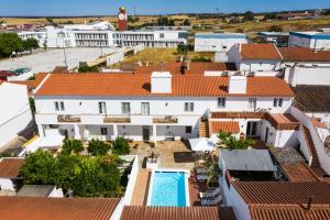 una vista aérea de un edificio con piscina en Hospedaria da Roda, en Sousel