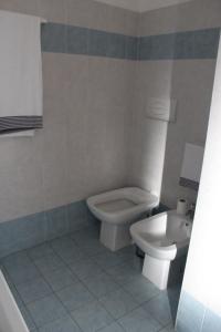 een badkamer met een toilet en een wastafel bij B&B A Due Passi in San Carlo
