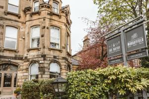 un bâtiment avec un panneau devant lui dans l'établissement Murrayfield Hotel, à Édimbourg