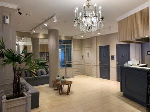 a large lobby with a chandelier and a table in a room at Gran Hotel Panamericano in Mar del Plata