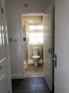 een badkamer met een toilet en een raam bij Safe Move - 23 Lancaster House in Leicester