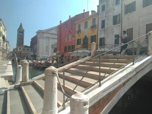 a man walking down a stairs in a city at Sestiere Dorsoduro Venezia, a due passi dal ponte dei Pugni in Venice