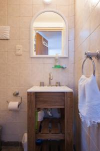 y baño con lavabo y espejo. en Dúplex en Ático en Microcentro en Buenos Aires