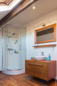 een badkamer met een glazen douche en een wastafel bij Les Petits Secrets de Nonna-Chambre d hote dinant in Flavion