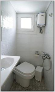 Koupelna v ubytování Anni's cozy apartments 50m from the beach + 11 fotografií