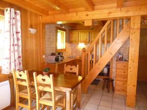 une cuisine avec une table en bois et un escalier en bois dans l'établissement Chalet * Lioutraz *, à Chamonix-Mont-Blanc