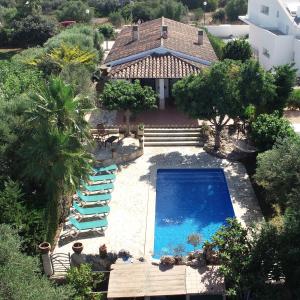 an aerial view of a house with a swimming pool at Villa para 6 con piscina privada. in Ciutadella