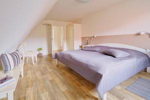 um quarto com uma cama grande e piso em madeira em Ferienwohnung Zollstraße 2. Etage em Bleckede