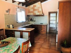 a kitchen with a table and a counter top at Villa para 6 con piscina privada. in Ciutadella