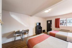 Llit o llits en una habitació de Motel 6-Cranbrook, BC
