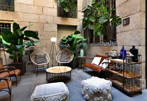 un patio con sillas, mesas y plantas en Catalonia Puerta del Sol, en Madrid