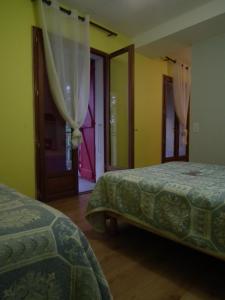 Rúm í herbergi á Friendly Auberge