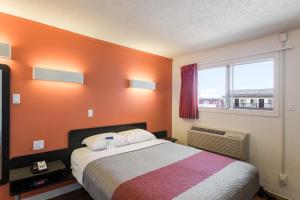 Llit o llits en una habitació de Motel 6-Cranbrook, BC