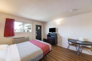 Llit o llits en una habitació de Motel 6-Cranbrook, BC