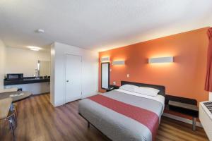 Llit o llits en una habitació de Motel 6-Cranbrook, BC