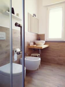 a bathroom with a tub and a sink and a toilet at Pizzacalla in Pineto