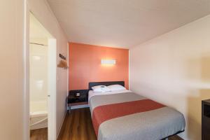 Llit o llits en una habitació de Motel 6-Cranbrook, BC