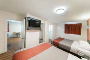 Llit o llits en una habitació de Motel 6-Cranbrook, BC