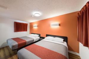 Llit o llits en una habitació de Motel 6-Cranbrook, BC