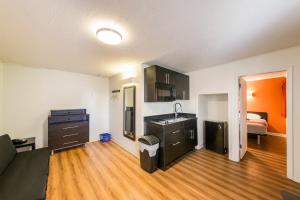 Kuchyň nebo kuchyňský kout v ubytování Motel 6-Cranbrook, BC