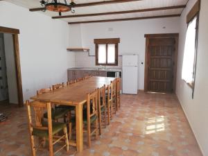 Argamasilla de AlbaにあるLa Quinteria de Sanchoのキッチン(大きな木製テーブル、椅子付)