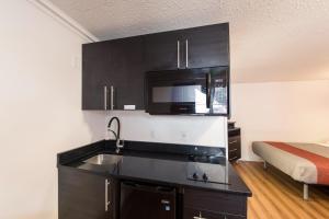 Cuina o zona de cuina de Motel 6-Cranbrook, BC