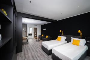 een hotelkamer met 2 bedden en een woonkamer bij Staycity Aparthotels Venice Mestre in Mestre