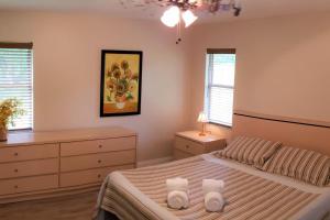 Postel nebo postele na pokoji v ubytování Little Ridge Ranch-East House Quiet Country Getaway-Pet Friendly!