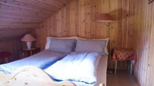 Säng eller sängar i ett rum på Fjøset på Knardal
