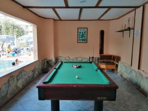 een pooltafel in een recreatieruimte met een pooltafel bij Oya Family Suites in Kuşadası